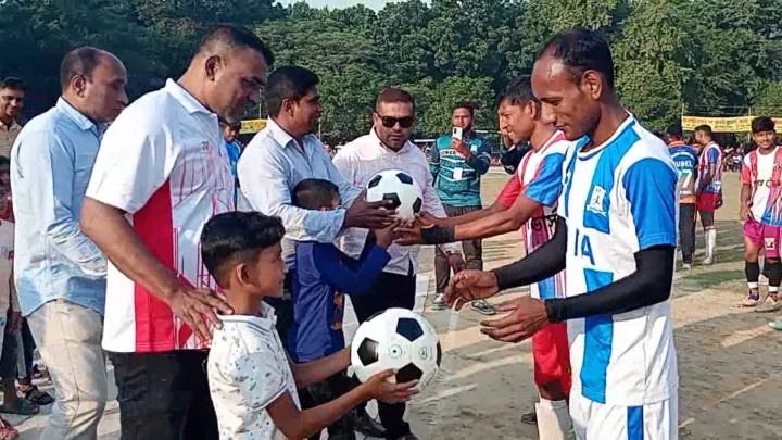 ফুলবাড়ীতে বিভিন্ন ক্লাব ও সংস্থায় ফুটবল বিতরন